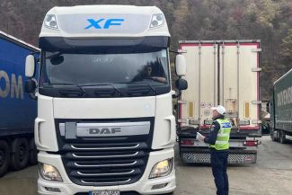 Vâlcea: Șoferii de TIR, verificați pe Valea Oltului; 29 dintre ei au fost amendați pentru că nu au respectat restricțiile de circulație