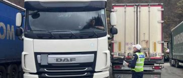 Vâlcea: Șoferii de TIR, verificați pe Valea Oltului; 29 dintre ei au fost amendați pentru că nu au respectat restricțiile de circulație