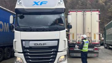 Vâlcea: Șoferii de TIR, verificați pe Valea Oltului; 29 dintre ei au fost amendați pentru că nu au respectat restricțiile de circulație