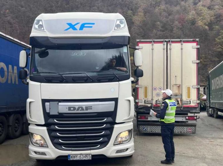 Vâlcea: Șoferii de TIR, verificați pe Valea Oltului; 29 dintre ei au fost amendați pentru că nu au respectat restricțiile de circulație