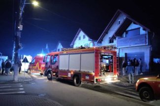 Sibiu: Doi copii de 2 și 4 ani, resuscitați, după ce au fost găsiți într-o cameră inundată cu fum