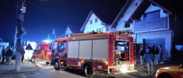Sibiu: Doi copii de 2 și 4 ani, resuscitați, după ce au fost găsiți într-o cameră inundată cu fum