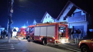 Sibiu: Doi copii de 2 și 4 ani, resuscitați, după ce au fost găsiți într-o cameră inundată cu fum