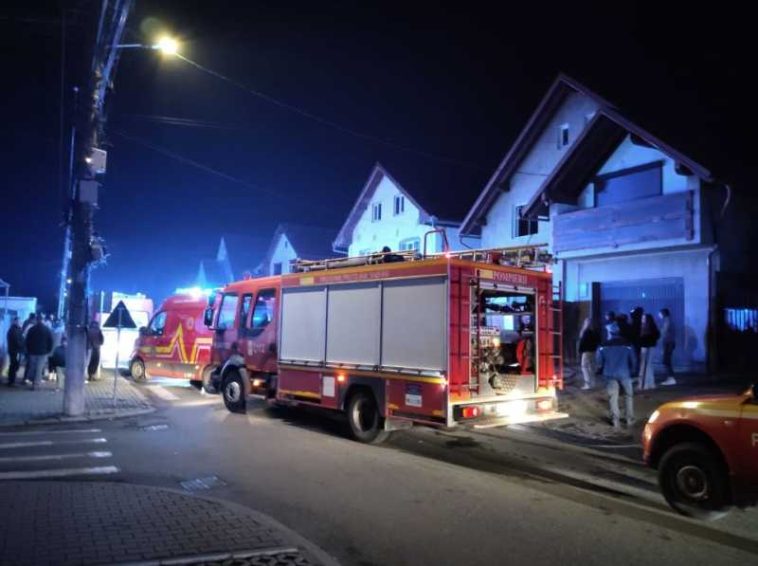 Sibiu: Doi copii de 2 și 4 ani, resuscitați, după ce au fost găsiți într-o cameră inundată cu fum