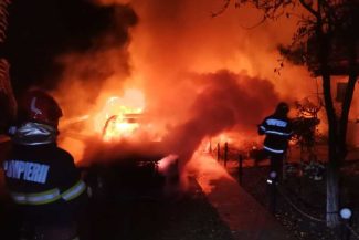 Botoșani: Două mașini parcate într-o curte, distruse într-un incendiu