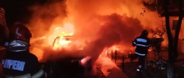 Botoșani: Două mașini parcate într-o curte, distruse într-un incendiu