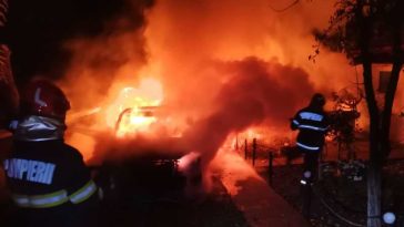 Botoșani: Două mașini parcate într-o curte, distruse într-un incendiu