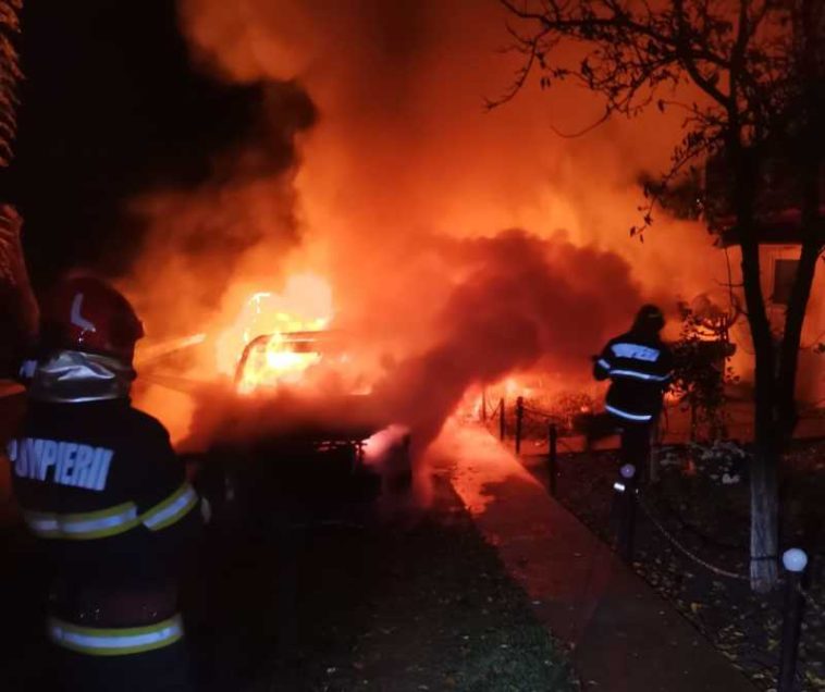 Botoșani: Două mașini parcate într-o curte, distruse într-un incendiu
