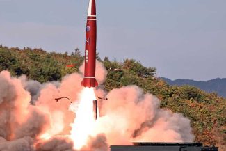 Coreea de Nord a lansat circa 10 rachete balistice către Marea Japoniei