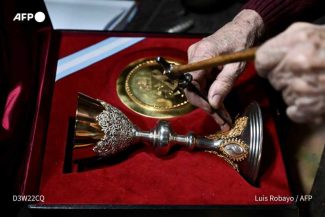 Un bijutier argentinian a confecționat un potir pentru papa Leon încorporând metal din războiul insulelor Falkland