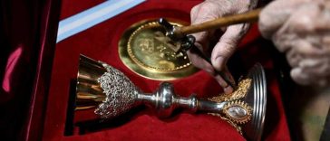 Un bijutier argentinian a confecționat un potir pentru papa Leon încorporând metal din războiul insulelor Falkland