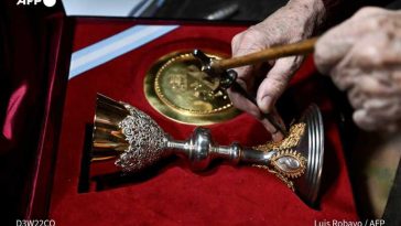 Un bijutier argentinian a confecționat un potir pentru papa Leon încorporând metal din războiul insulelor Falkland