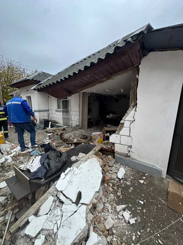 Prahova: Explozie neurmată de incendiu într-o locuință din Gorgota; un bărbat a fost rănit