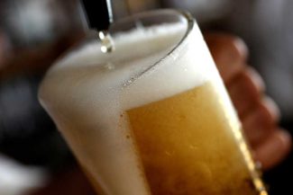 Producătorii de bere încep să resimtă efectele războiului prelungit din Iran