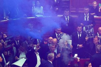 Ședința parlamentului albanez, perturbată de fumigene aprinse de reprezentanți ai opoziției