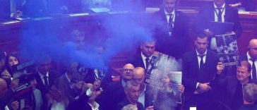 Ședința parlamentului albanez, perturbată de fumigene aprinse de reprezentanți ai opoziției