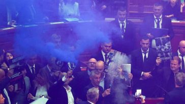 Ședința parlamentului albanez, perturbată de fumigene aprinse de reprezentanți ai opoziției