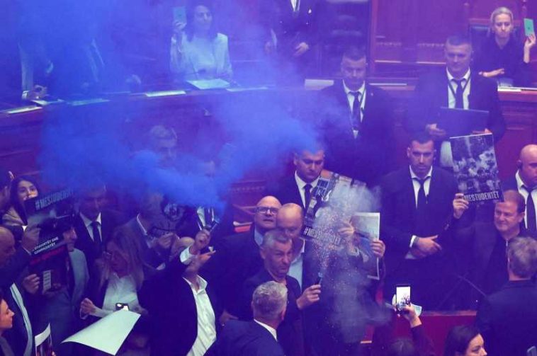 Ședința parlamentului albanez, perturbată de fumigene aprinse de reprezentanți ai opoziției