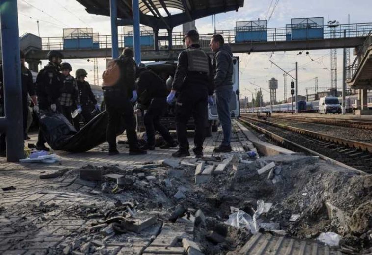Un atac cu drone rusești asupra unei stații de cale ferată în #Ucraina a făcut cel puțin 13 morți