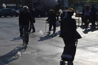 Sondaj CURS: Majoritatea românilor, respectiv 77%, consideră că România se îndreaptă într-o direcție greșită