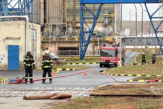 Mureș: Explozia unui vagon-cisternă pe platforma Azomureș, simulată de pompieri sub supravegherea unor experți francezi (GALERIE FOTO)
