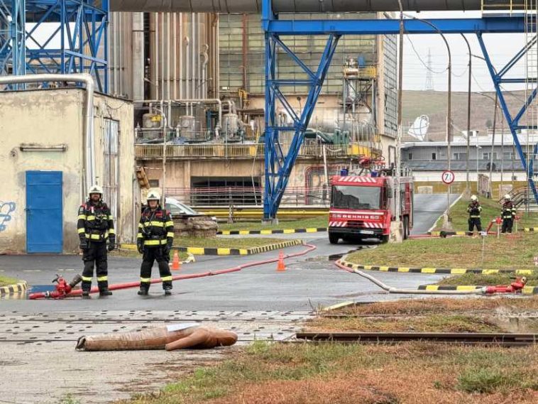 Mureș: Explozia unui vagon-cisternă pe platforma Azomureș, simulată de pompieri sub supravegherea unor experți francezi (GALERIE FOTO)