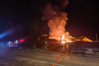 Harghita: Incendiu puternic la o casă din Toplița; două persoane au fost transportate la spital