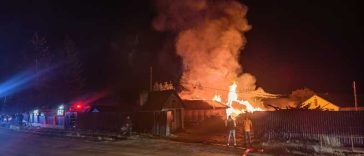Harghita: Incendiu puternic la o casă din Toplița; două persoane au fost transportate la spital