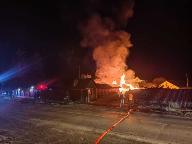 Harghita: Incendiu puternic la o casă din Toplița; două persoane au fost transportate la spital