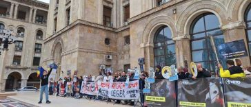 Reprezentanți din mai multe organizații care se ocupă cu protecția animalelor protestează vineri în fața ANSVSA