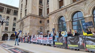 Reprezentanți din mai multe organizații care se ocupă cu protecția animalelor protestează vineri în fața ANSVSA