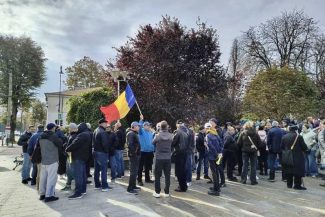 Galați: Aproximativ 300 de siderurgiști de la Liberty au protestat în fața Prefecturii, cerând plata salariilor restante