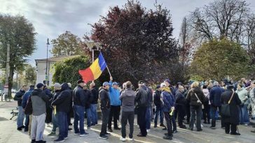 VIDEO Galați: Aproximativ 300 de siderurgiști de la Liberty au protestat în fața Prefecturii, cerând plata salariilor restante