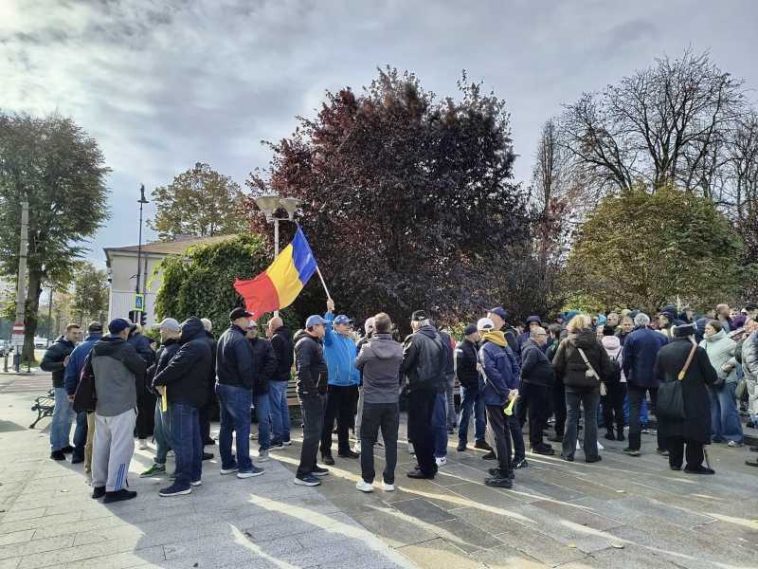Galați: Aproximativ 300 de siderurgiști de la Liberty au protestat în fața Prefecturii, cerând plata salariilor restante