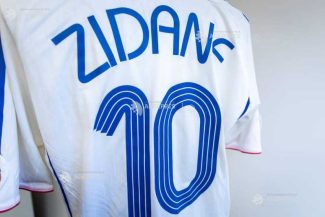 Fotbal: Un tricou al lui Zinedine Zidane de la ultimul său meci, scos la licitație
