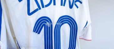 Fotbal: Un tricou al lui Zinedine Zidane de la ultimul său meci, scos la licitație