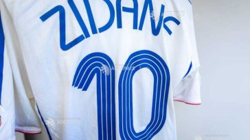 Fotbal: Un tricou al lui Zinedine Zidane de la ultimul său meci, scos la licitație