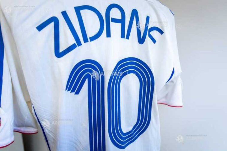 Fotbal: Un tricou al lui Zinedine Zidane de la ultimul său meci, scos la licitație