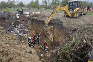 Călărași: Pompierii intervin pentru căutarea și extragerea unui bărbat de 25 de ani prins sub un mal de pământ