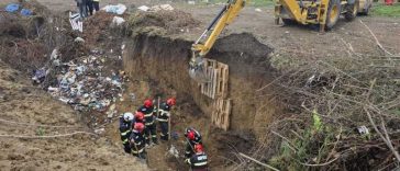 Călărași: Pompierii intervin pentru căutarea și extragerea unui bărbat de 25 de ani prins sub un mal de pământ