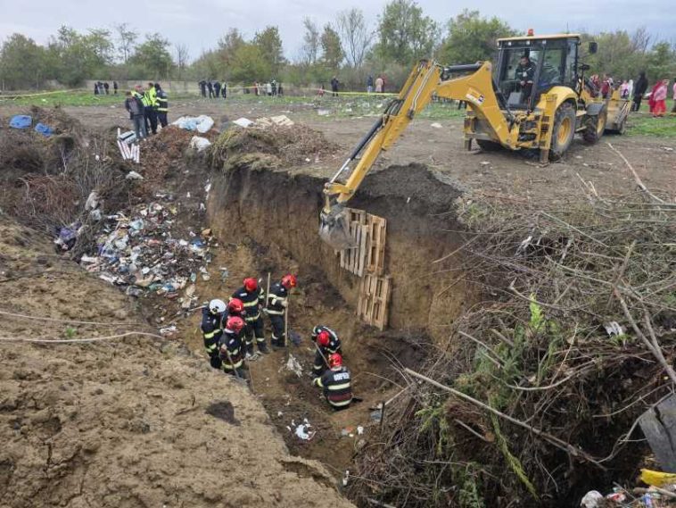 Călărași: Pompierii intervin pentru căutarea și extragerea unui bărbat de 25 de ani prins sub un mal de pământ