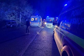 Bacău: Accident rutier în care a fost implicat un microbuz; cinci persoane, transportate la spital