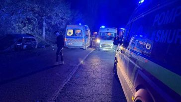 Bacău: Accident rutier în care a fost implicat un microbuz; cinci persoane, transportate la spital