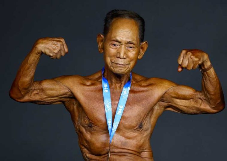 Un culturist japonez în vârstă de 90 de ani impresionează la o competiție de profil din Spania