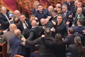 Bătaie în Parlamentul albanez între deputaţi din opoziţie şi de la putere, acuzată de reprimarea violentă a manifestaţiilor studenţilor