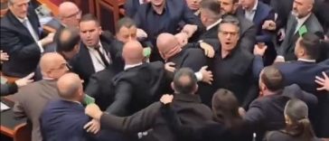 Bătaie în Parlamentul albanez între deputaţi din opoziţie şi de la putere, acuzată de reprimarea violentă a manifestaţiilor studenţilor