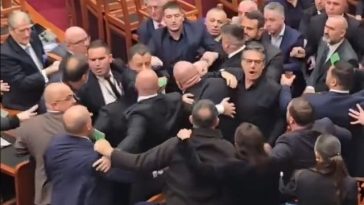 Bătaie în Parlamentul albanez între deputaţi din opoziţie şi de la putere, acuzată de reprimarea violentă a manifestaţiilor studenţilor
