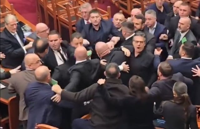 Bătaie în Parlamentul albanez între deputaţi din opoziţie şi de la putere, acuzată de reprimarea violentă a manifestaţiilor studenţilor