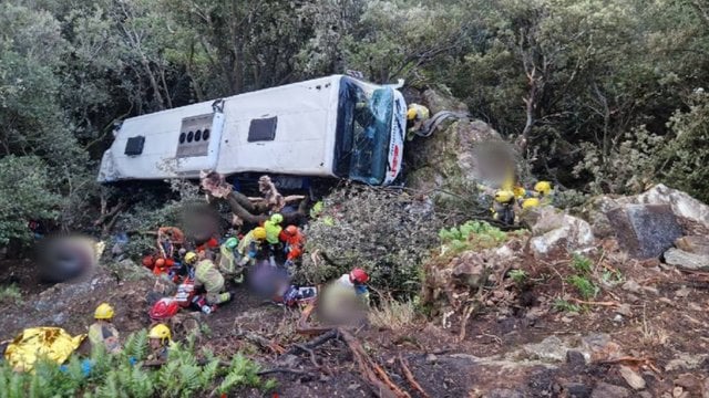 Spania: Peste 80 de persoane au fost rănite după ce un autocar a căzut 20 de metri într-o râpă