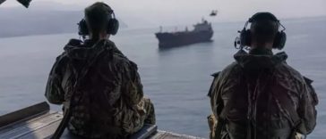 CENTCOM anunţă că a ajutat la exportul a 1,5 mil. barili de petrol brut prin Strâmtoarea Ormuz. Comandantul CENTCOM, amiralul Brad Cooper, care a vizitat trupele în zonă, anunţă că în strâmtoare nu există mine